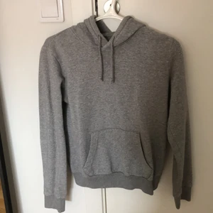 Mörkgrå hoodie från HM - Mörkgrå hoodie från hm divided, storlek XS, bra passform men för liten för mig nu som brukar ha S, köpt för 200kr