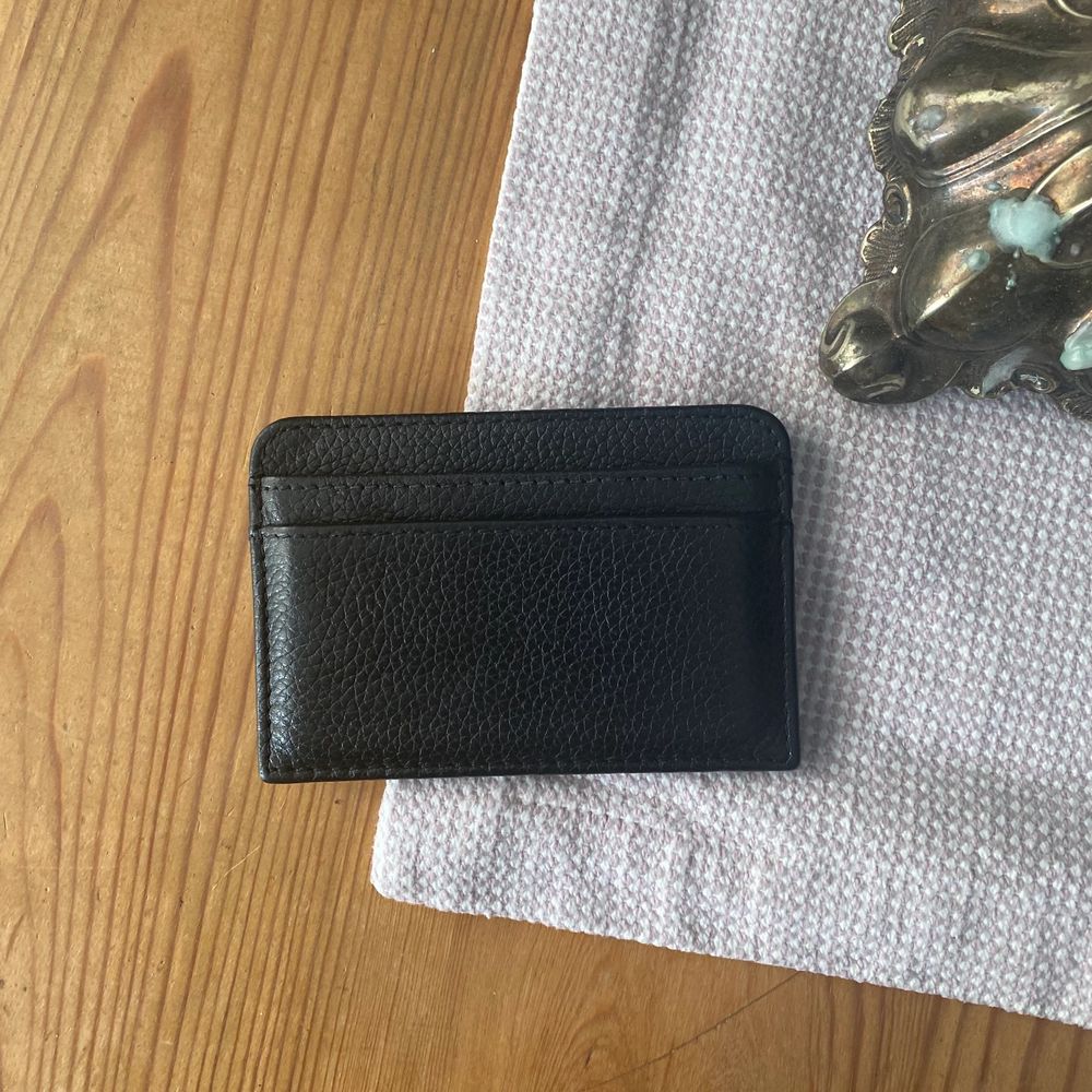 Lägger upp igen då köparen slutade svara☝🏼 Säljer min korthållare/plånbok från Zadig & Voltaire! Minst 6 kort får plats. Kom ihåg att bud är bindande ‼️❤️ Köp direkt för 500kr 💕 . Accessoarer.