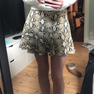 Kjol - Snygg kjol med ormskinns-mönster. Den är köpt på zara och är i storlek L. Jag brukar vara en storlek S i kjolar och den är därmed lite förstor. Den har även ett par slags shorts under som gör det ännu mer bekvämare att ha kjol!