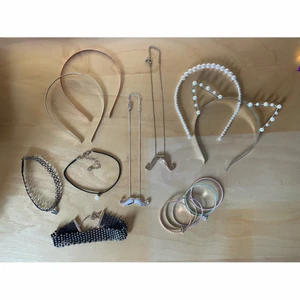 Smycken - diadem, chokers, armband, etc. - Alla säljes tillsammans för utsatt pris 🌸 Jag säljer helst inte separat! Frakten är utskriven som 49kr men den kan bli mindre :)