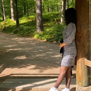 Rutig klänning - En klänning som är perfekt för din dejt, klänningen tar ut dina curves och ger dig hourglass figure. Tyvärr passar den inte längre mig efter att ha fött barn. 