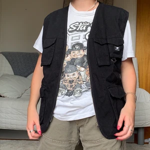 Sweet Sktbs Väst - Säljer denna väst från Sweet Sktbs i storlek medium, sparsamt använd❤️