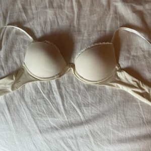 BH - Fin BH från Calvin Klein som aldrig använts då den inte passar❤️ Nypris 450kr säljer för 100kr. Kan mötas upp i centrala Jönköping eller skicka via post (då står köparen för frakt) 