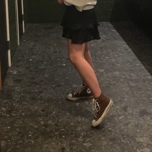 Bruna converse - Bruna converse, storlek 37. Varsamt använda! 400+frakt, om fler är intresserade blir det budgivning😋😋