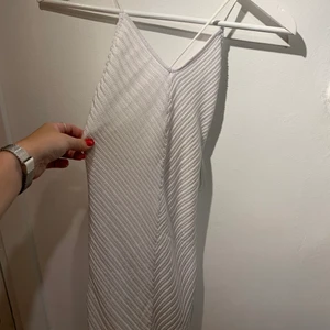 Klänning - Fin klänning me öppen rygg. Stl xs, från bikbok, sparsamt använd. 110 kr inkl frakt, pris kan alltid diskuteras 