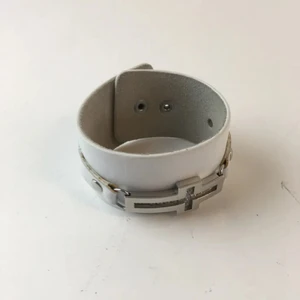 Kors armband - Vitt äkta läderarmband men silver kors och fina rhinestones