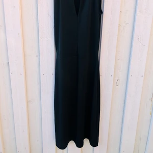 Klänning från H&M - Svart festlig och stilren klänning från H&M. Använd ett par tillfällen.