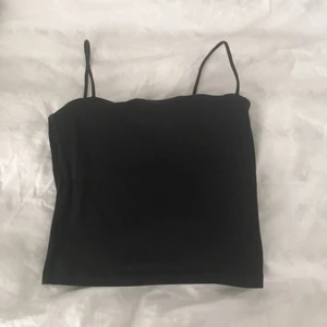 Svart linne strl xs - Bra skick, den är skön att ha på sig nu när de är varmt ute men tyvärr har den blivit lite för liten på mig