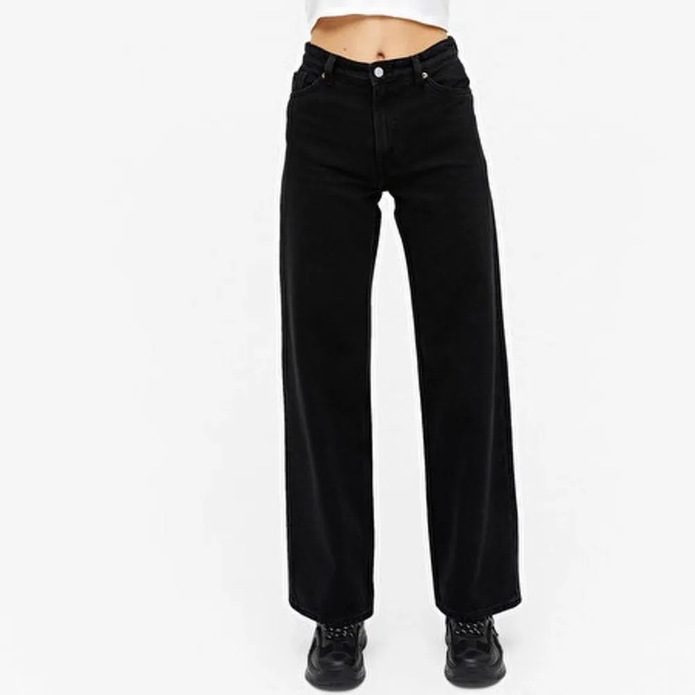 Svarta yoko jeans från monki. I princip helt nya. . Jeans & Byxor.