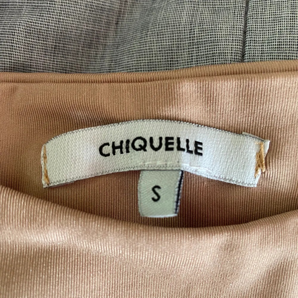 Säljer denna fina tröja i färgen ”sand” från Chiquelle! Den kommer ej till användning det är därför jag säljer den!☺️ Den är knappt ens använd!☺️❤️. Toppar.