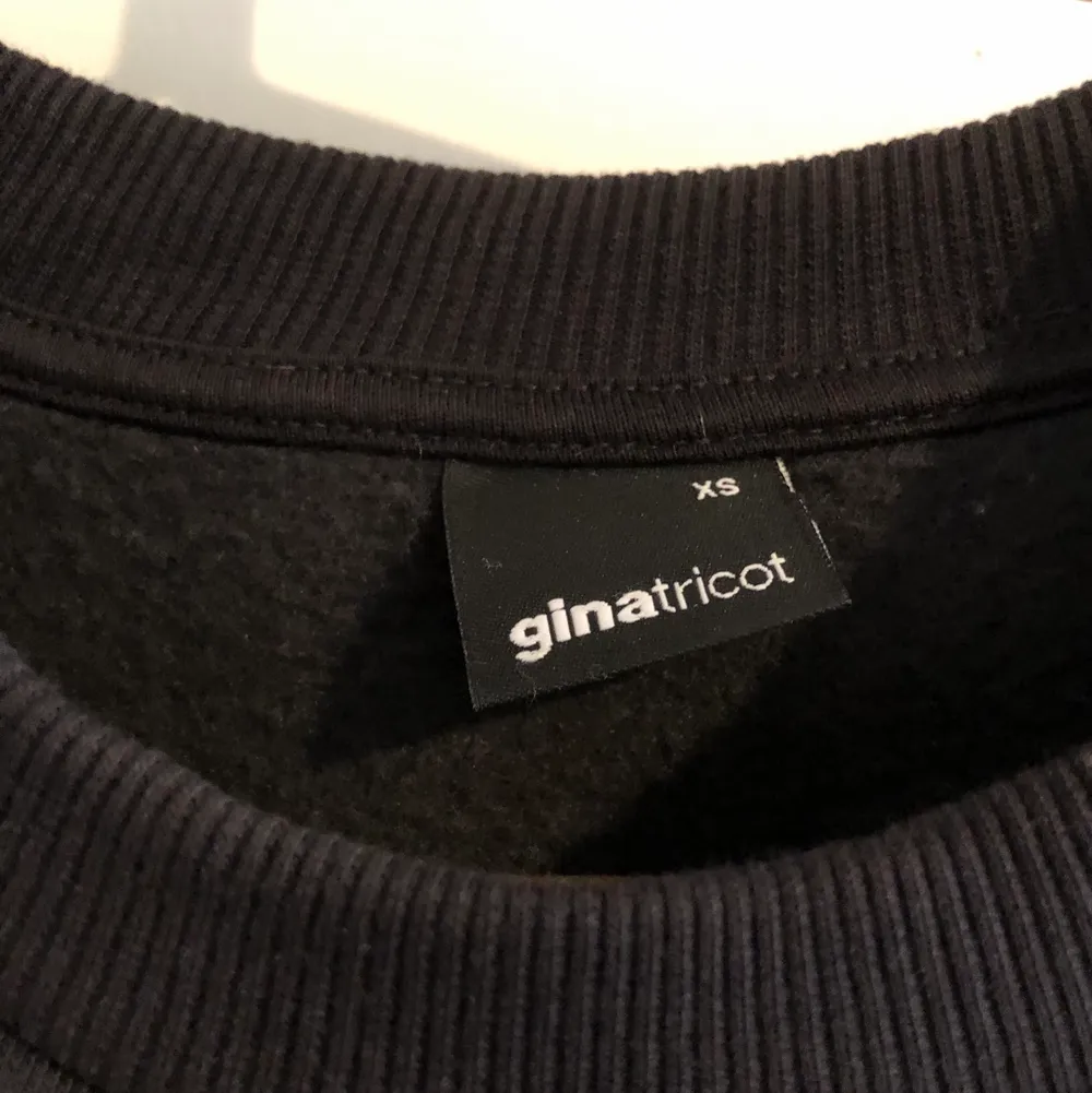 Säljer en mörkgrå sweatshirt med tryck från Gina Tricot, är så gott som ny, antal ett par enstaka gånger, bra skick, köpt för: 250kr och säljes för: 110kr . Tröjor & Koftor.