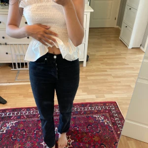 Highwaisted jeans i strl 32 - Säljer de här snygga jeansen på grund av att de har blivit för små för mig. De är fortfarande i bra skick och därför säljer jag de endast för 129+frakt då nypriset var 499kr.