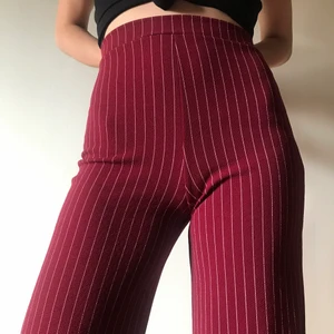 Vinröda sköna byxor! - Randiga vinröda byxor! Elastiska, supersköna och sitter som en smäck. Hög midja och väldigt långa på mig som är 168 cm. Kan såklart sys upp för att passa någon kortare✨ 