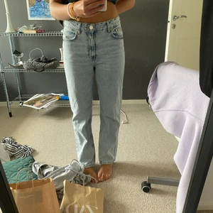 Jeans - Helt nya jeans aldrig använda men tvättade en gång. Super fint skick men säljs för att jag inte gillar de. Köparen står för frakten💓