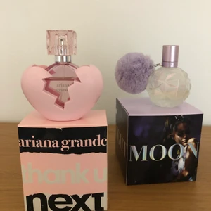 Ariana Grande parfymer - En Moonlight parfym (50 ml, ca halva kvar) & en Thank u next parfym (30 ml, ca 75% kvar). Stark doft så det som är kvar bör räcka ganska länge. Äkta och boxar medföljer. Köpta för ca 400 kr st. Båda 2 för 150 kr + frakt. Kan mötas upp i Stockholm 💜