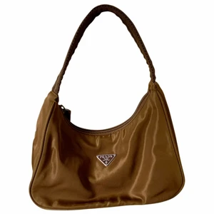 Prada reedition 2000 - ÄKTA! Fick hem denna superfina väska från Vestiaire collective nu i veckan men har hittat en annan väska jag hellre vill ha så funderar nu på att sälja denna om nån är intresserad av att köpa den. Den är superfin och verkligen helt perfekt men lite för liten för vad jag behövde. För mer info pm:a! FLER BILDER KOMMER 