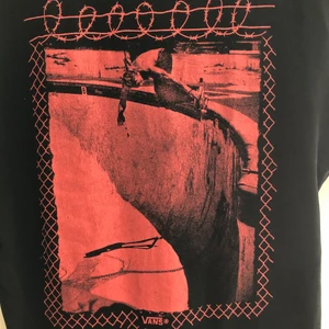 Vans - Säljer en Vans tröja, den är köpt på Carlings och använd endel men det syns inte. !!! 50% av pengarna går till Hemlösa Katter Kalmar!!! 