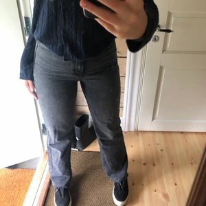 Populära zara jeans - Säljer dessa slutsålda populära gråa jeans från zara! Så snygga och i fint skick! 💗
