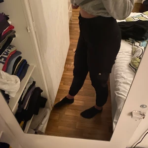 Cargo byxor, byxor med fickor - Svarta cargo pants från madlady. Inköpta för två år sedan, används sparsamt några gånger men det är i väldigt bra skick. Nypris 499 men jag säljer för 300kr. Storlek S/36.                            Jag postar men köparen står för frakten. 📦  Katt finns i hemmet 🐱 Rökfritt hem 🚭