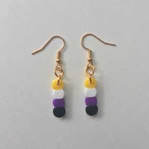 Örhängen av icke binära flaggan - Egengjorda nickelfria örhängen inspirerade av icke binära flaggan 💛🤍💜🖤 Fler prideflaggor finns på min sida! 