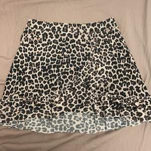 Jätte söt leopard kjol från lindex i storlek 158/164(barnstorlek) den passar även storlek S. Säljs för 60kr eller högsta bud😃. Köparen står för frakten.