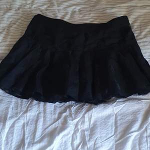 Säljer min söt ,unik linen summer kjol som passar med allt och bra till summer..Har en mysig linen material med glitter  på decoration som ni kan se på bild 3Passar S_ M.i.mycket bra skick 