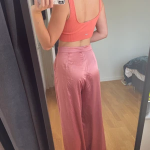 NAKD  rosa sidenbyxor  - Jättefina byxor i sidenliknande material från NAKD. Mjukt och fint material. Jättebra skick, endast använda fåtal gånger😍 Storlek 40 men passar 38 också