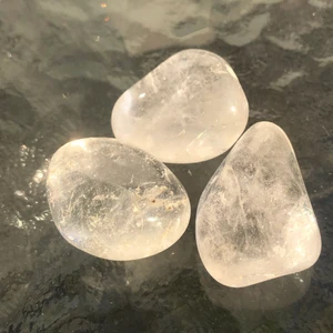 Bergkristall  - 3 bergkristaller, 40 kr styck. Kan både mötas upp i karlskrona och skickas🖤