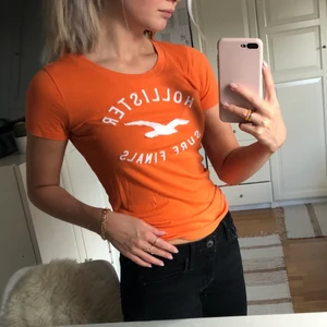 Holister T-shirt  - Så snygg orange t-shirt från hollister. Färgen är är som på första bilden. Storlek xs. Nypris ca 250 kr🧡 bra skick men använder aldrig så säljer. Pris diskuteras kom privat, högsta bud gäller och köparen står för frakt. 