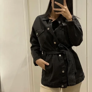 Skjortjacka oversized  - Svart skjortjacka från Boohoo. Aldrig använd pga för stor. Strl 38. Pris 120kr