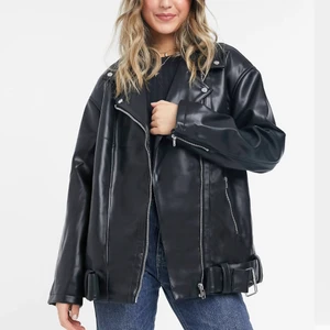 Skinnjacka  - Inprincip helt ny. Endas använd ett fåtal gånger men har INGA skador eller liknande. Säljer då jag har en liknande. Köpt för 489kr! Vid flera intresserade kommer jag starta en budgivning 