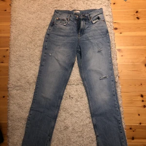 Gina perfect jeans med slit - Byxorna har två apsnygga slitar neee vid anklarna och olika slitningar på bena som jag bara dör för. Dock passar de inte längre så nu letar dessa byxor nytt hem. De är knappt använda och är perfekta till ett par converse i höst. OBS!!! De är små i storleken