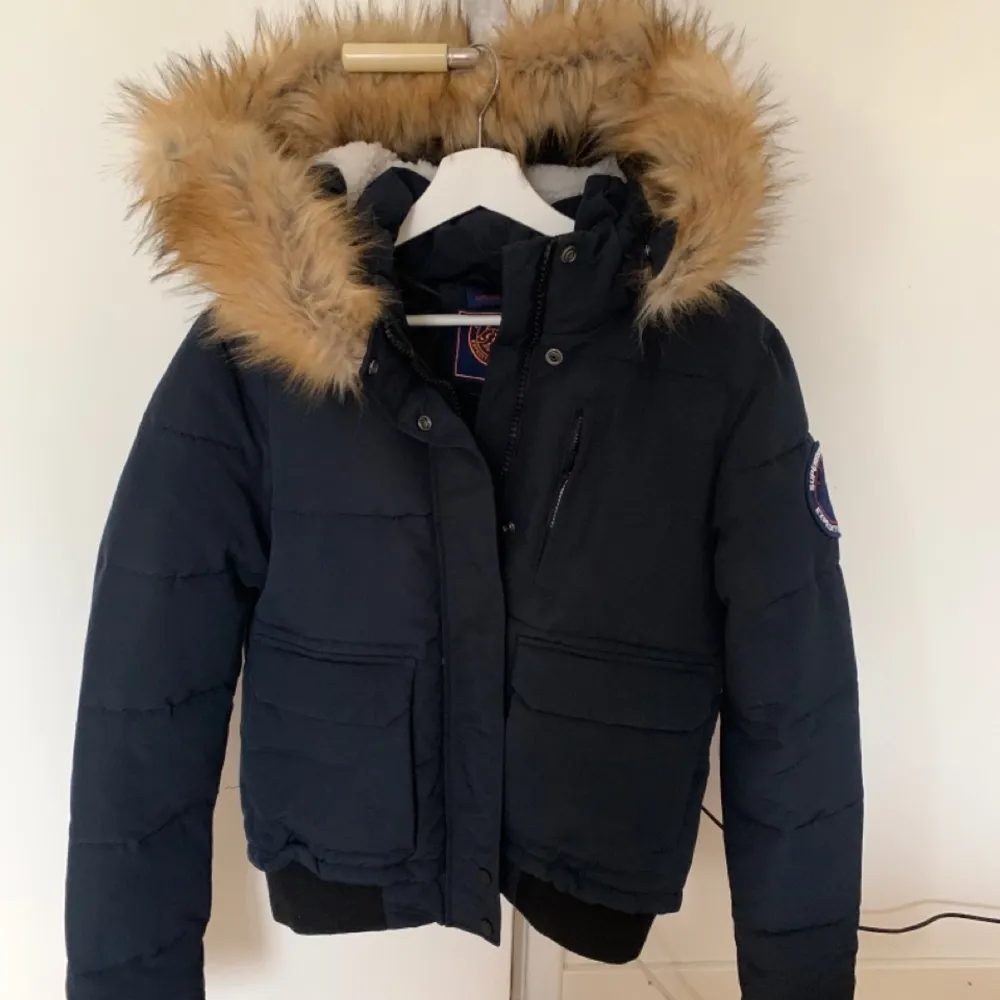 Jättesnygg jacka från Superdry! I storleken S/M, köptes förra året för ungefär 1300 och endast använd fåtal gånger. Säljer för att den inte kommer till användning! 💕💕💓 skriv för fler bilder . Jackor.