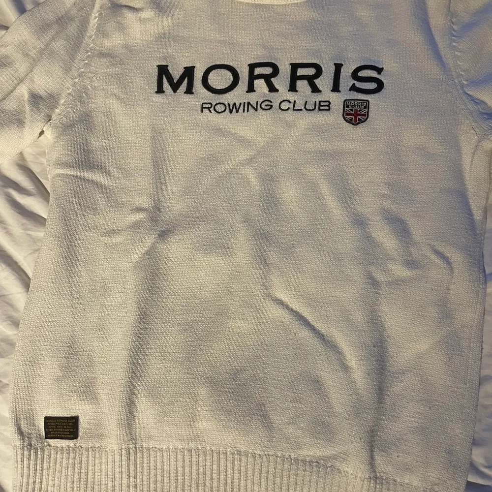 Säljer min Morris stickade tröja i storlek S, använd men finns mycket kvar i den!. Tröjor & Koftor.