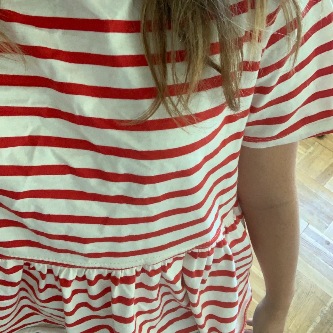 Randig tröja med volang  - 90