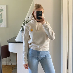 Ganni hoodie - Superfin krämvit Ganni hoodie i storlek S. Använd bara ett fåtal tillfällen och den är k perfekt skick förutom att den har några små små fläckar på bröstet (se tredje bilden) därav det billiga priset. Går säkert att få bort för den som är händig. Tycker inte de syns när man väl har den på sig☺️