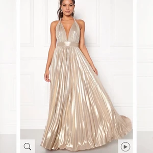 Balklänning!✨ - Säljer denna superfina helt oanvända lånklänning/balklänning!💖Färg: Guld Storlek: S från Godddiva. Köpt för ca 1 år sen på bubbleroom, Nypris 1299Kr. Köpare står för frakt😊