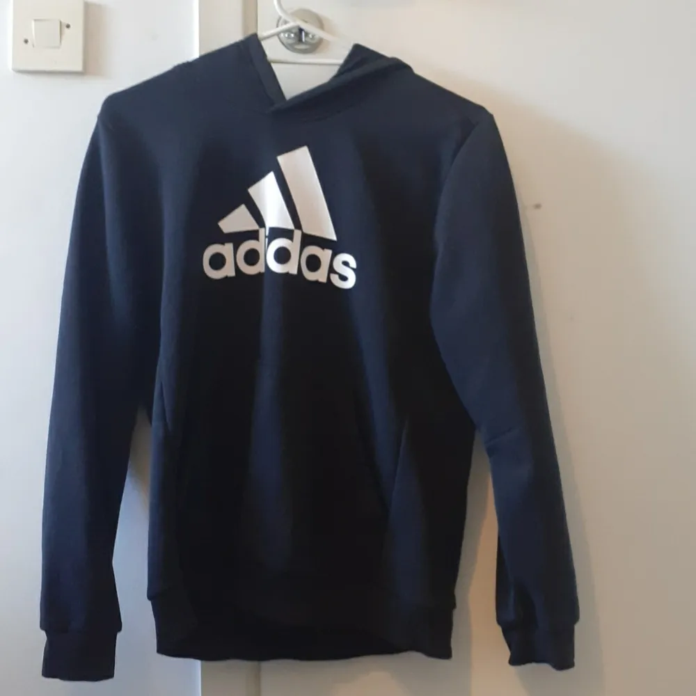 Svart Adidas hoodie i storlek 13-14 år, ungefär XS😀fint skickar, säljer då den inte kommer till användning längre!. Hoodies.