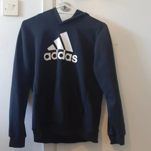 Adidas hoodie - Svart Adidas hoodie i storlek 13-14 år, ungefär XS😀fint skickar, säljer då den inte kommer till användning längre!