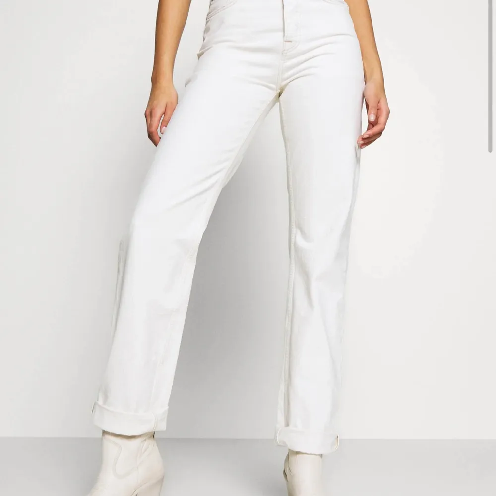 Vita jeans från kollektionen pepe jeans x dua lipa. I väldigt bra skick. Höga i midjan och raka i modellen. Storlek W27 L32. Jeans & Byxor.