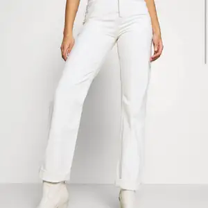 Vita jeans från kollektionen pepe jeans x dua lipa. I väldigt bra skick. Höga i midjan och raka i modellen. Storlek W27 L32