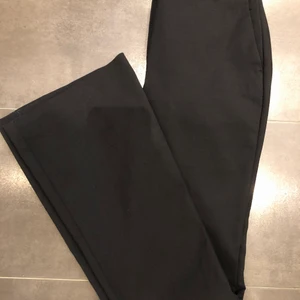 Zara kostymbyxa - Svarta i stl M med resår baktill. Jättesnygga som nya! Köpta för 399:- Anv 1 gång!