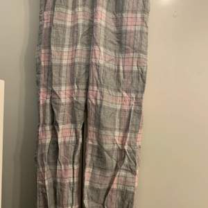 Ett par rutiga pyjamas byxor från Kappahl i xs säljer pågrund av att dom inte används🥰