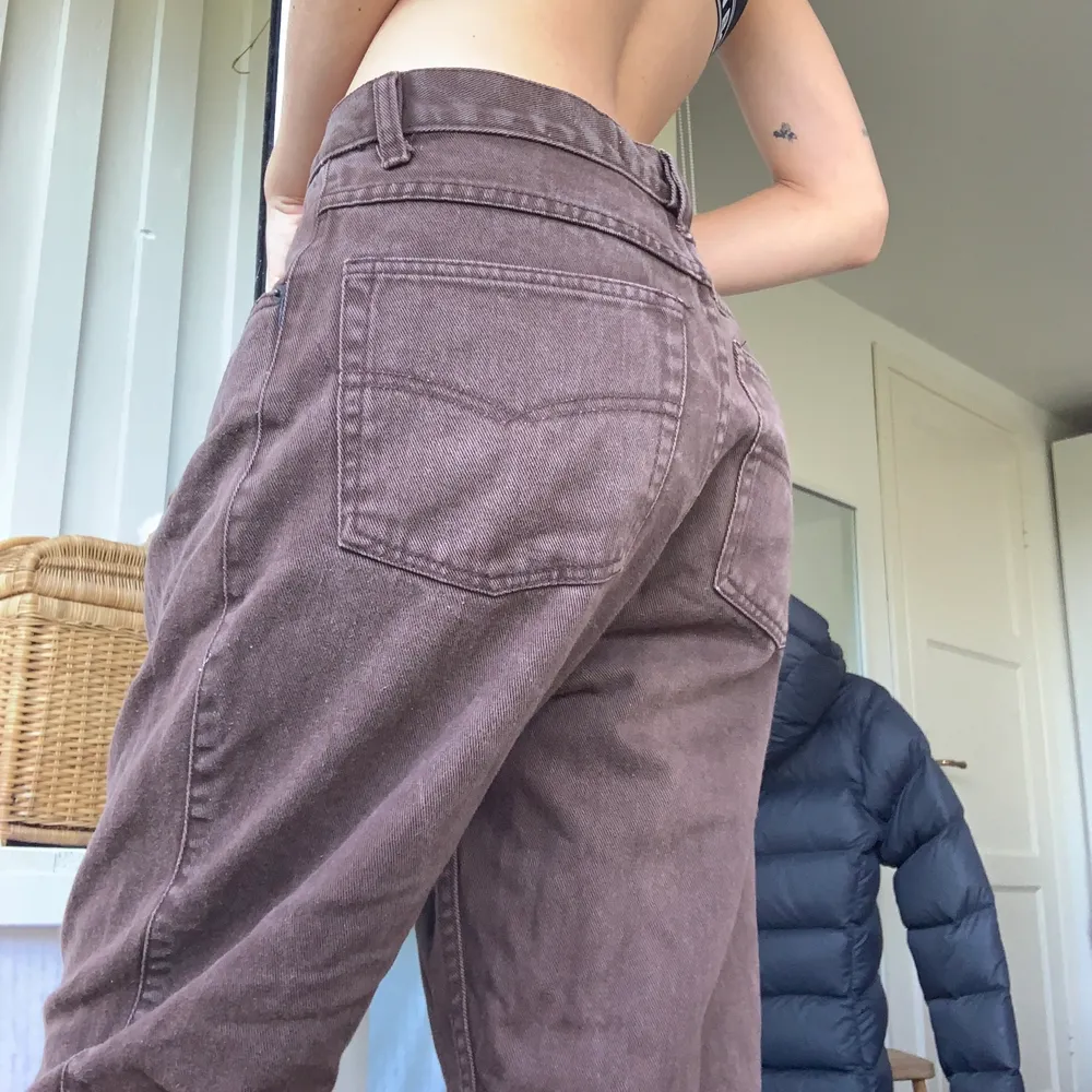 Superfina bruna jeans! Samfrakar så kolla gärna mina andra annonser också <33. Jeans & Byxor.