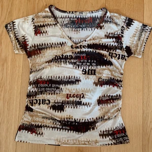 T-shirt med text! - T-shirt med massa text, går in i midjan och är i ett väldigt skönt material. Passar en XS-M!