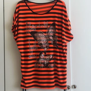 Randig tröja med tryck - Texten asså: ”Alone we can do so little Together we can do so much”  Finns inte så mycket att tillägga.  Stl S-M beroende på hur man vill att den skall sitta.