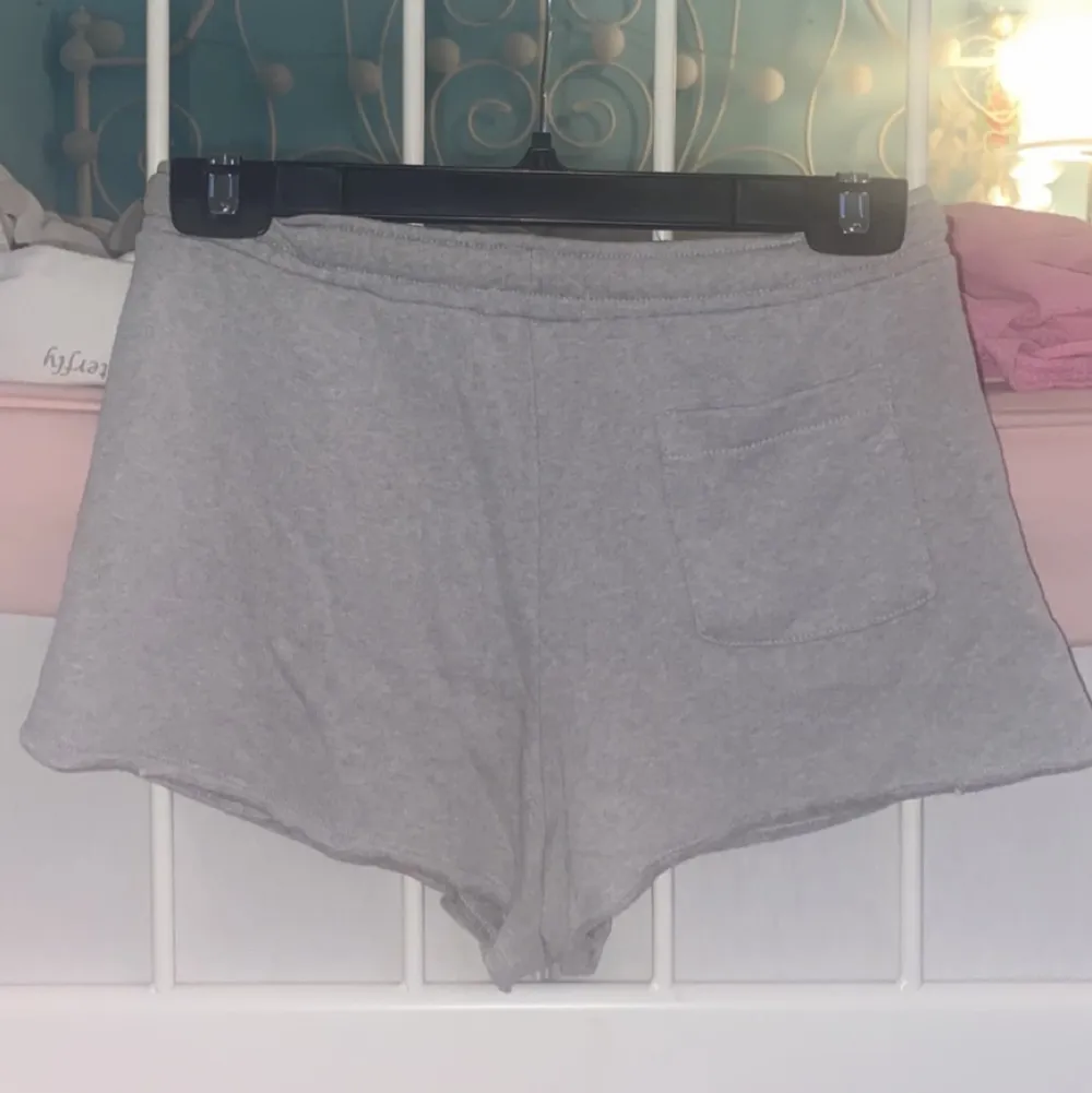 Ett par pyjamasbyxor från Calvin Klein. Skulle säga att det är en xs/s. Säljer pga att jag aldrig använder dom. . Shorts.
