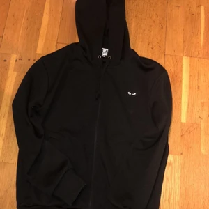 CDG play svart zip-up hoodie, storlek M - Super fint skick. 9/10 Cond. Skickas via PostNord 66kr eller hämtas i Umeå. Kom pm för frågor