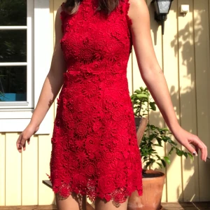 Röd klänning s  - Sommar/fest klänning, (jag på bilden är 167cm)