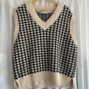 Zara väst - Väst från zara! Super mjuk och 100% bomull 🤍 säljer då jag inte använt på länge, bra skick 